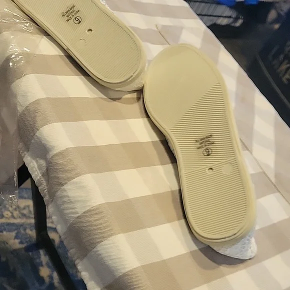 White Lace Shoes, Ladies  sz.9, Wedding,Vacation,NIB - Picture 2 of 4